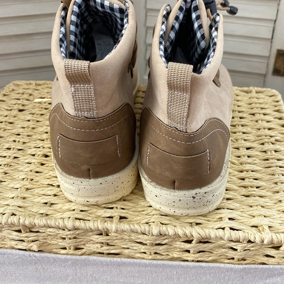 Woman’s light weight ankle boot. - Picture 5 of 12